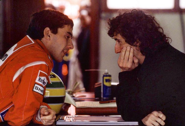 Foto che ritrae Ayrton ed Alain parlare da amici, con dei sorrisi in volto, nonostante la loro rivalità.
